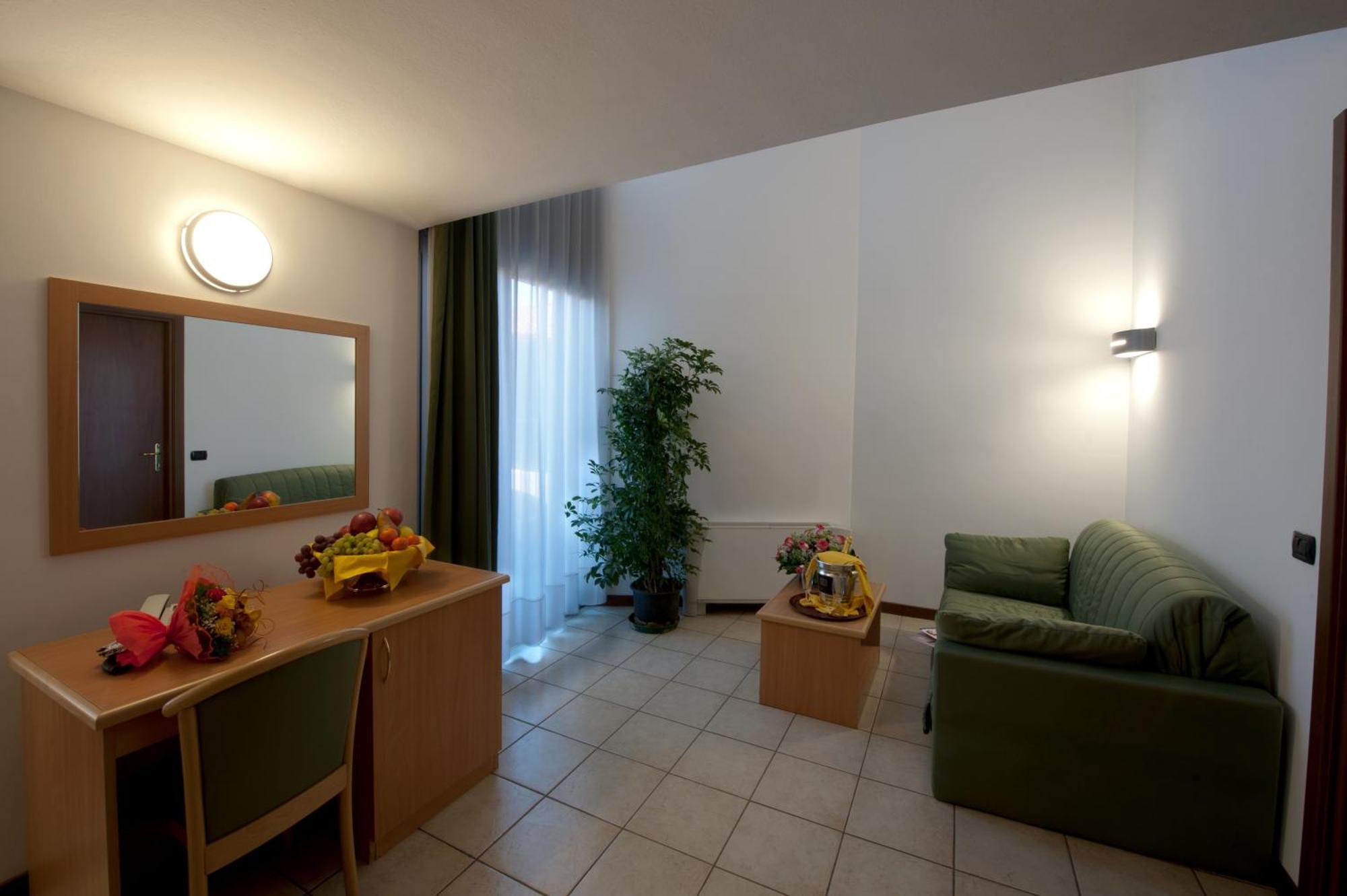 Hotel Roma Cassano Magnago エクステリア 写真